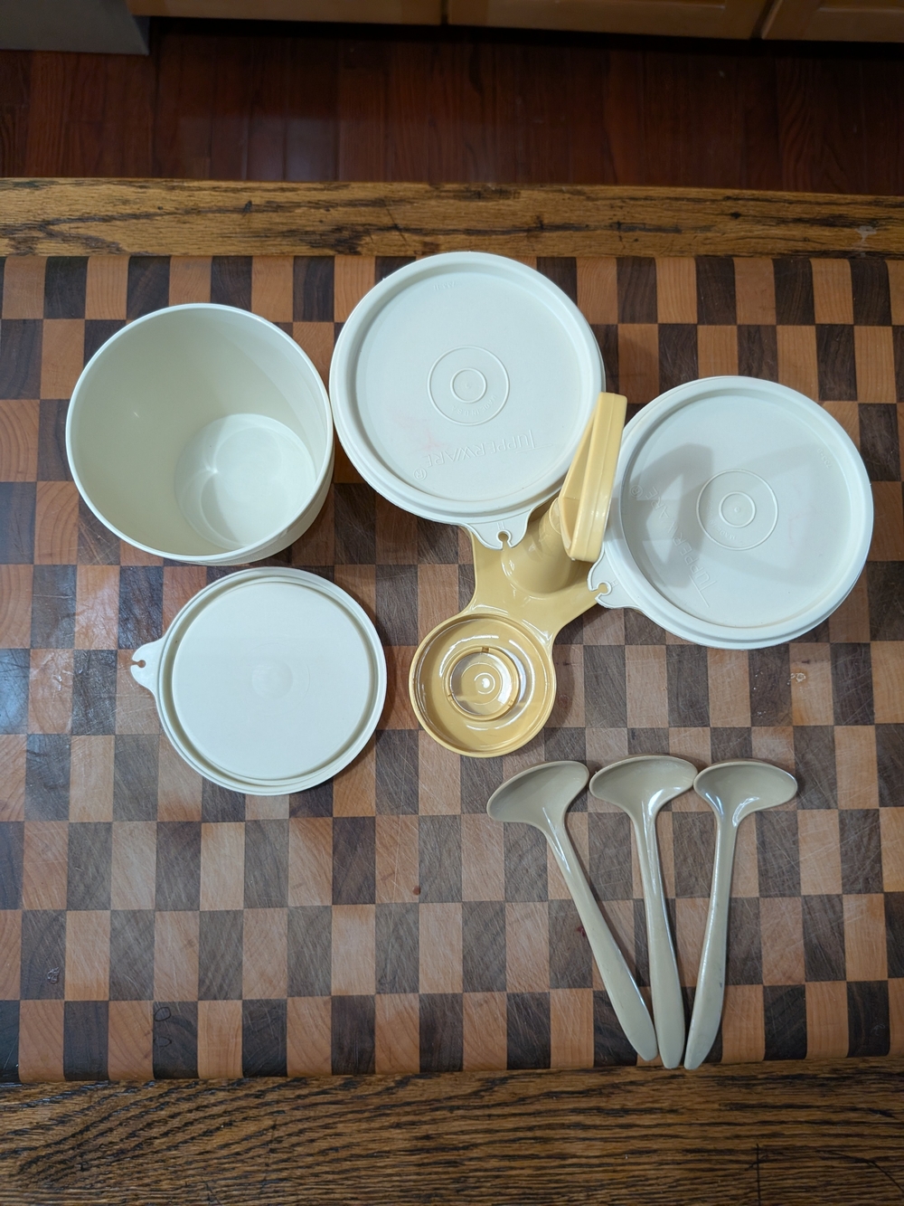 Tupperware Condiment Caddy W/Spoons - Picture 4 of 4